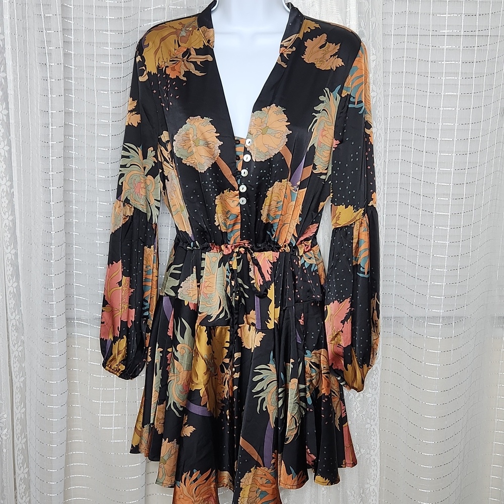 NWOT Entro Black Floral Satin V-Neck Tiered Mini Dress W/ Lantern Sleeves SzL